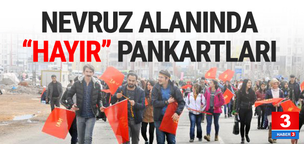 Diyarbakır 'daki Nevruz'da ''Hayır'' flamaları