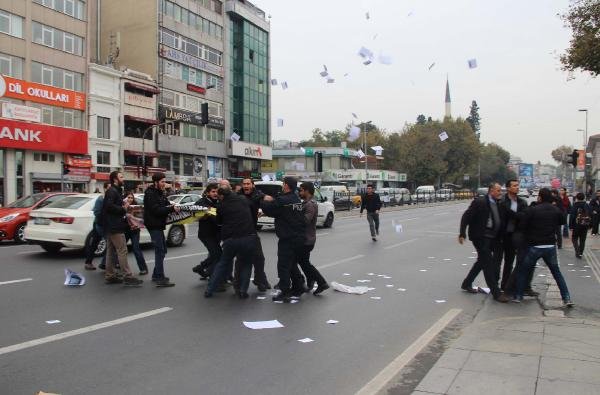 Dolmabahçe'deki Başbakanlık Ofisi Önünde Eylem Yapan Grup Gözaltına Alındı
