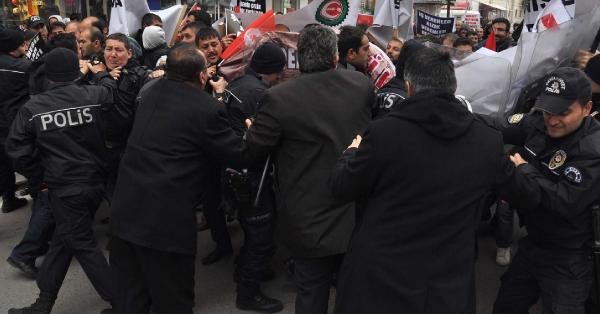 Sivas'ta Protestocu İşçilerle Polis Arasında Arbede