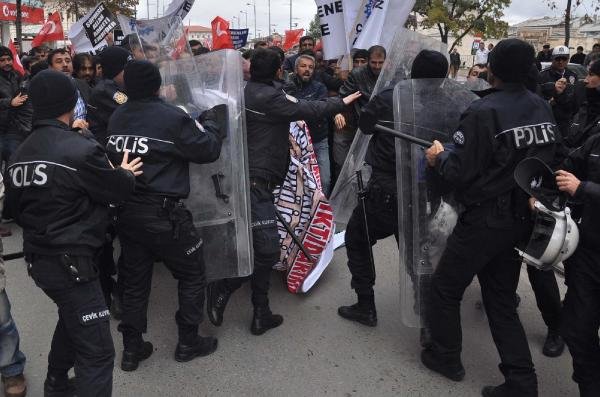 Sivas'ta Protestocu İşçilerle Polis Arasında Arbede
