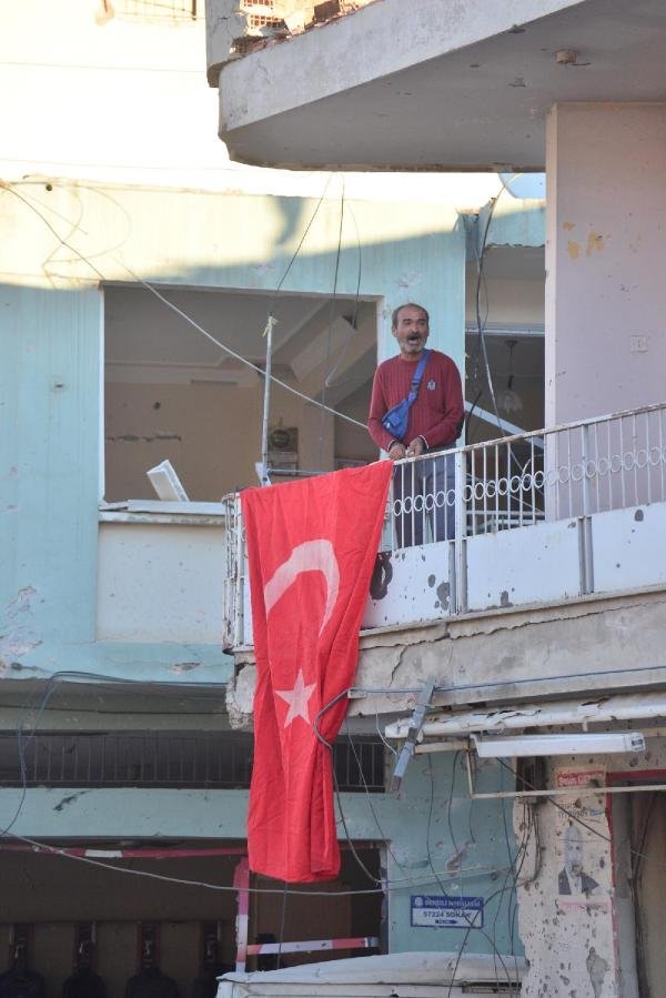 Adana'da Polis Merkezine Teröristlerin Bombalı Araçlı Saldırısı Son Anda Önlendi