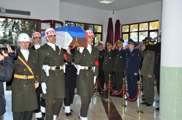 Rus pilotun cenazesi, askeri törenle uğurlandı