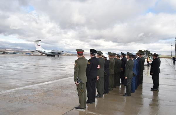 Rus pilotun cenazesi, askeri törenle uğurlandı