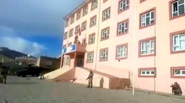Mehmetçik Derik'teki okula Türk bayrağını dikti