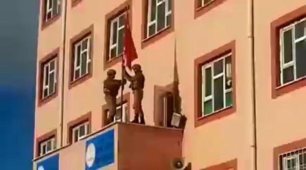 Mehmetçik Derik'teki okula Türk bayrağını dikti
