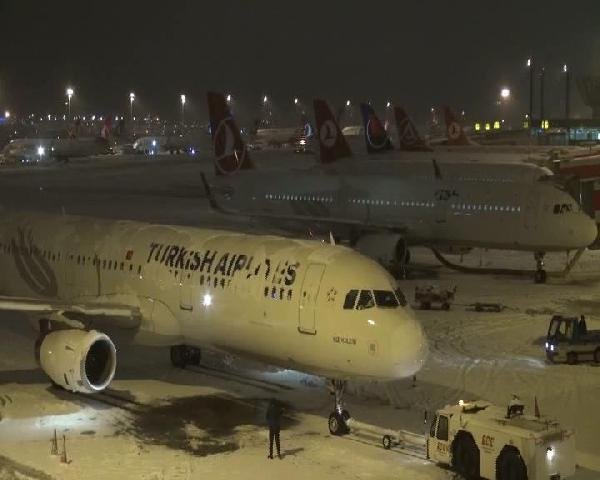 Atatürk Havalimanı 30 Dakika Uçuş Trafiğine Kapatıldı