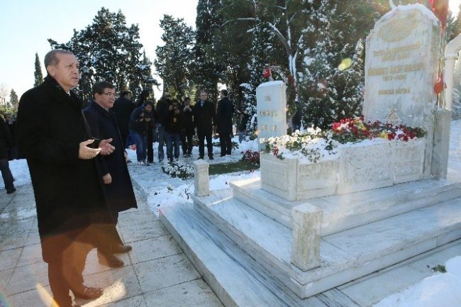 Erdoğan, Karakaya’nın Mezarı Başında Kur’an-ı Kerim Okudu
