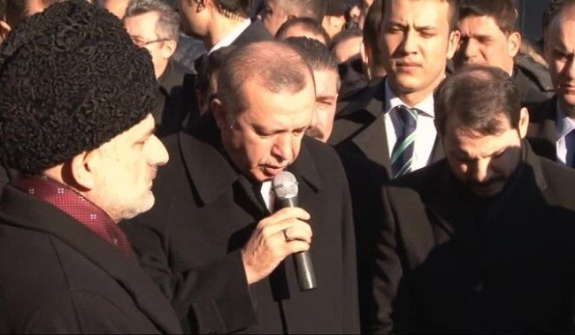 Erdoğan, Karakaya’nın Mezarı Başında Kur’an-ı Kerim Okudu
