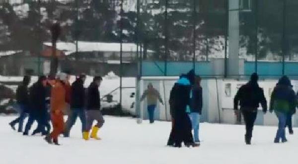Karları eritmek için işçileri 1.5 saat yürüttüler