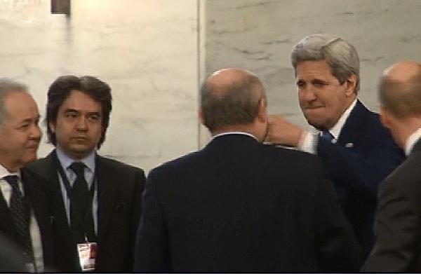 Kerry'den Siniroğlu'na yumruklu şaka