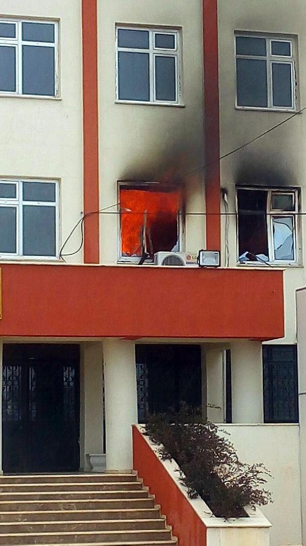 PKK aynı okulu yine yaktı !