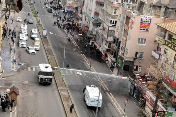 Sur'a Yürümek İsteyen Gruplara Polis Müdahale Etti (2)