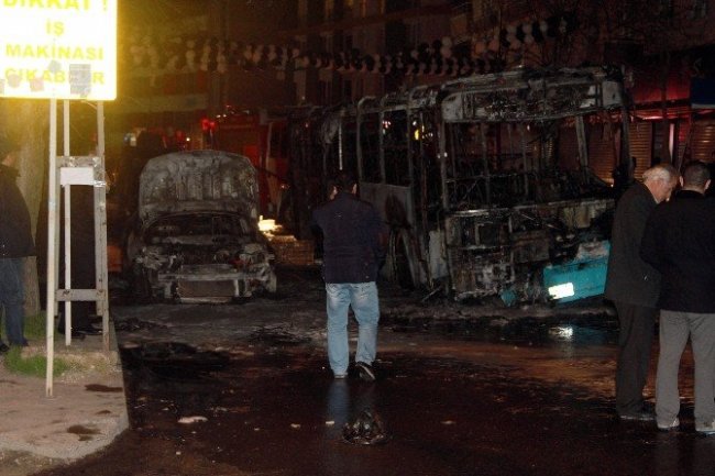 Kağıthane’de Halk Otobüsü Ve Otomobili Ateşe Verdiler