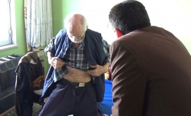 78 yaşındaki babalarını eve kitleyip aç bıraktılar