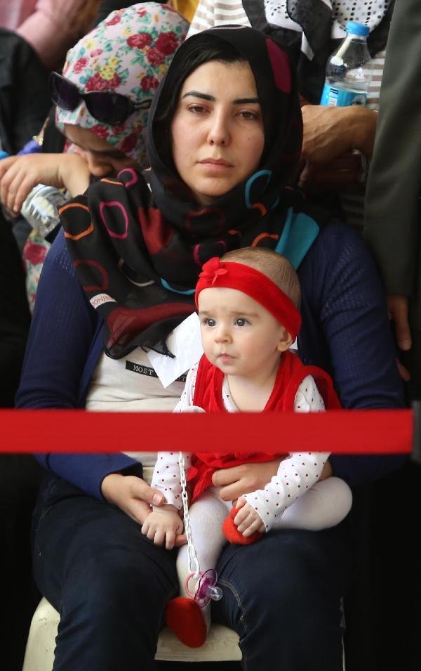 Şehit Murat Erdi Eker'i 4 aylık kızı uğurladı