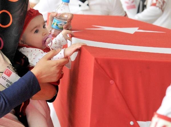 Şehit Murat Erdi Eker'i 4 aylık kızı uğurladı