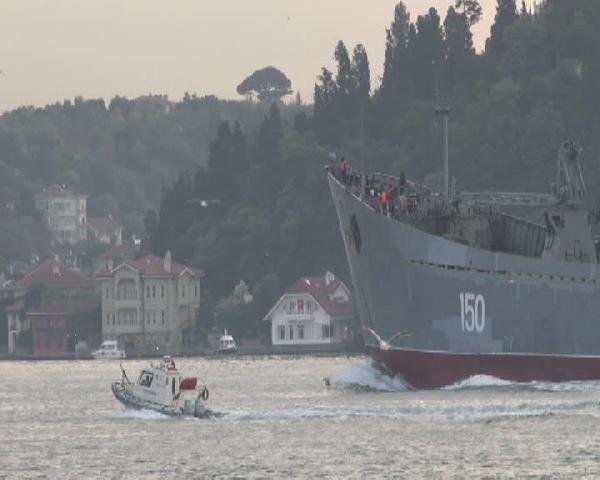İstanbul Boğazı'nda hareketli saatler !