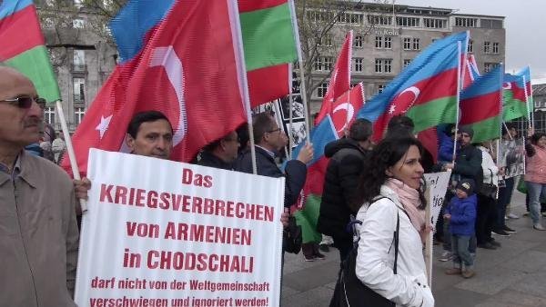Azerbaycanlılar Köln'de Ermenistan'ı Protesto Ettiler