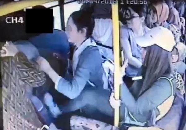 Otobüsteki tacizciye kadınlardan dayak