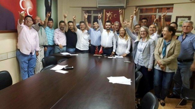 MHP'li bşakan ve yönetimi istifa etti