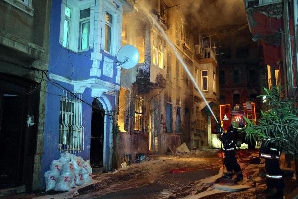 Beyoğlu'nda 4 katli bina yandı !