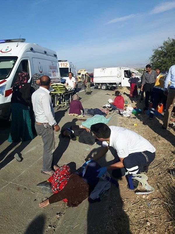 Şanlıurfa'da işçileri taşıyan kamyonet feci şekilde kaza yaptı !
