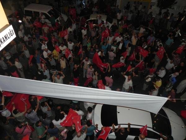 AK Partililer sokağa döküldü