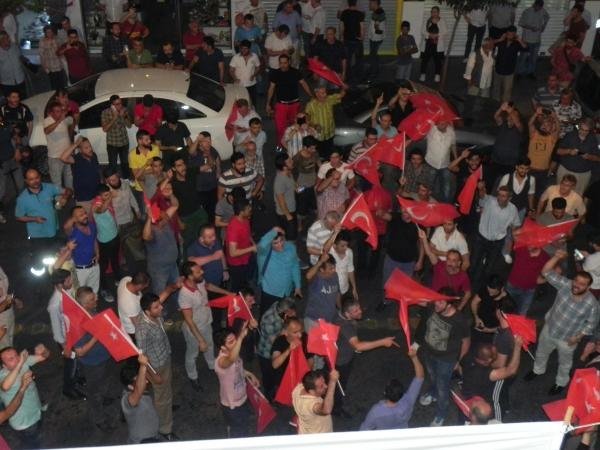 AK Partililer sokağa döküldü