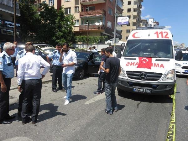 Kadıköy'de lüks araca silahlı saldırı: 1 ölü, 1 yaralı