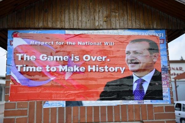 İncirlik girişine Erdoğan fotoğraflı İngilizce afiş asıldı