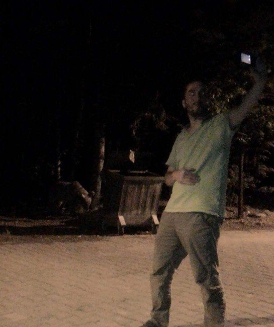 Ormanda ayıyla selfie yaptı