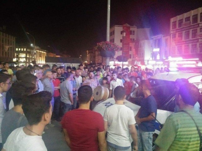 Konya'da elektirkler kesilince bayrağını kapan sokağa çıktı