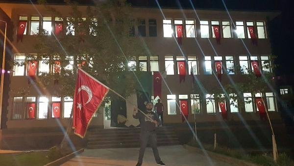 Kayyum atandığı belediyeyi Türk bayrakları ile donattı