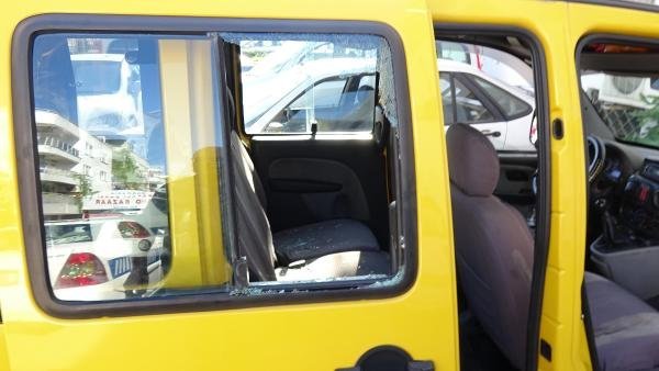 İngiliz turist sevgilisinin bindiği taksinin camını patlattı