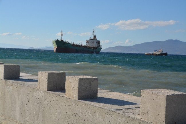 İzmir'de tanker karaya oturdu