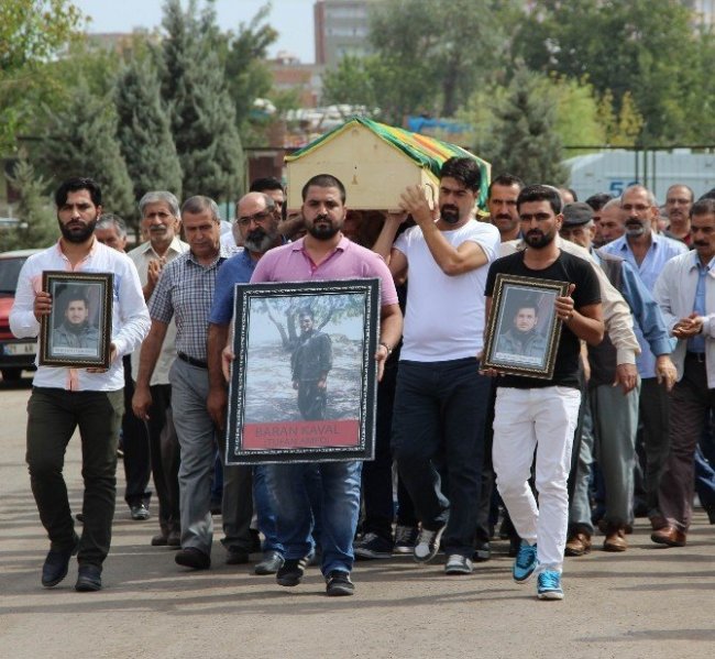HDP Diyarbakır milletvekilleri teröristin cenazesine katıldı