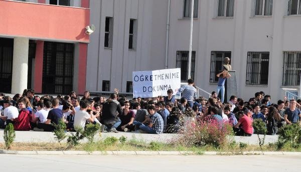 İzmir Fen Lisesi'nde 'Öğretmenime Dokunma' Eylemi
