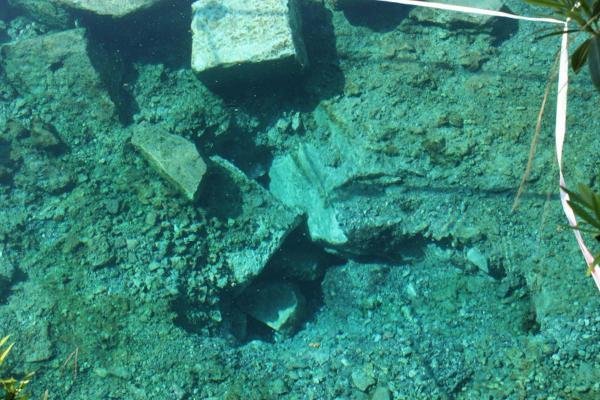 Depremler antik havuzda çöküntü yarattı !