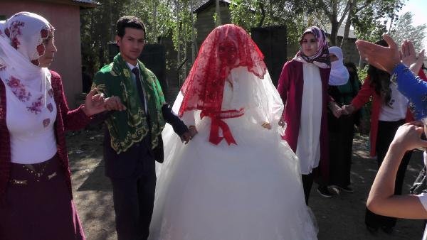 Su sıkıntısı bitti, gençler evlenmeye başladı
