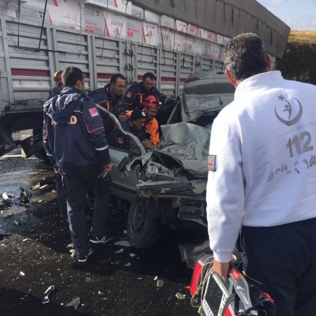 Erzurum'da korkunç kaza: Ölü ve yaralılar var