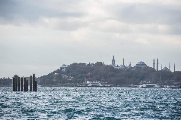İstanbul'da denizin ortasında şaşırtan görüntü