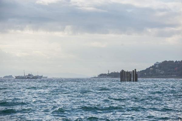 İstanbul'da denizin ortasında şaşırtan görüntü