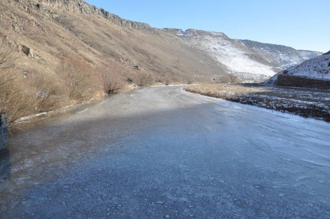 Sibirya soğukları baraj dondurdu