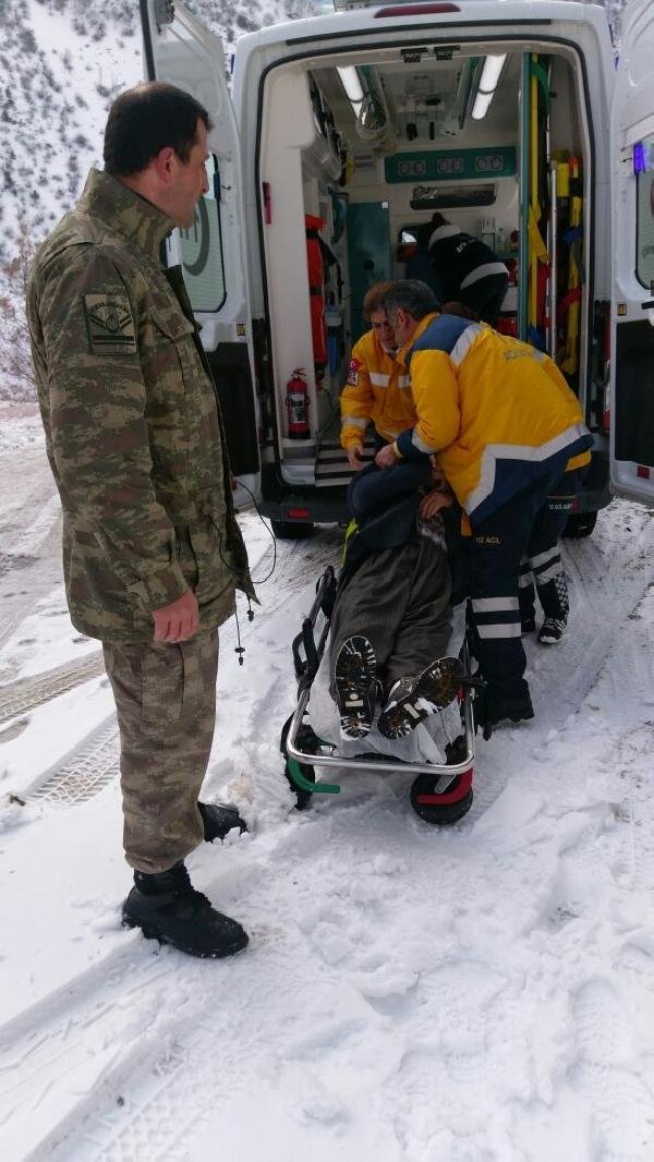 Kalp hastasını karda sırtında taşıdı