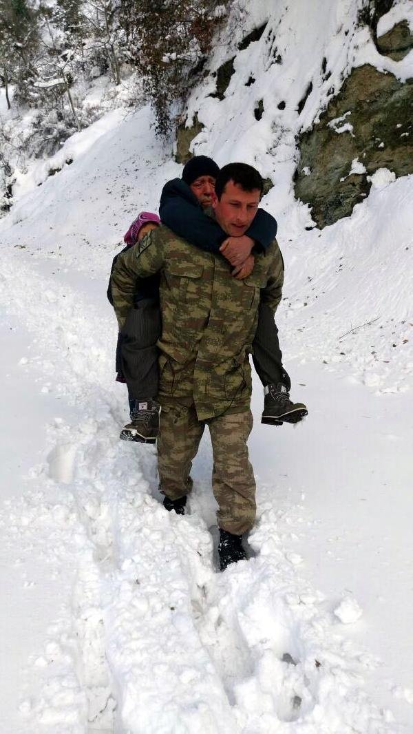 Kalp hastasını karda sırtında taşıdı