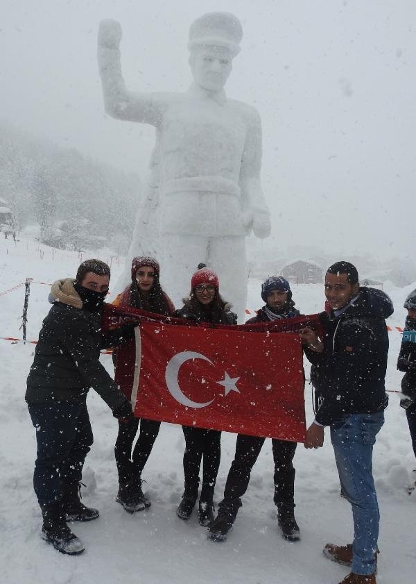 Ayder Yaylası'nda kardan Atatürk anıtı yaptılar