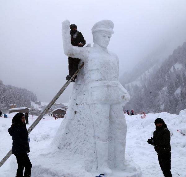 Ayder Yaylası'nda kardan Atatürk anıtı yaptılar
