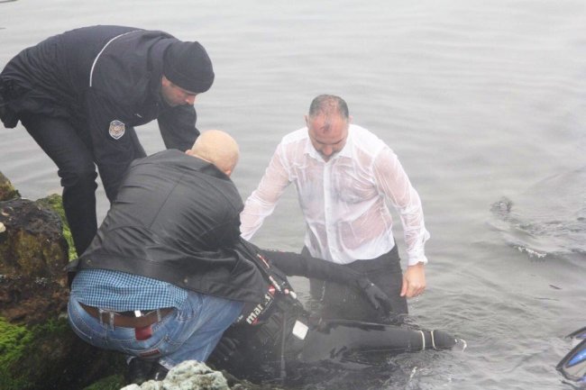 Denize atlayan belediye başkanı dalgıcı kurtardı