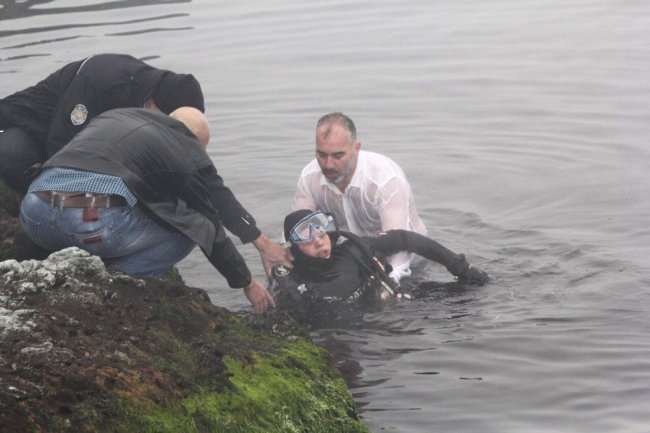 Denize atlayan belediye başkanı dalgıcı kurtardı