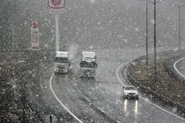Bolu'da kar yağışı trafiği yavaşlattı